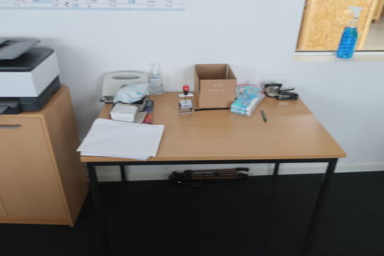 3 stk. skabe samt bord