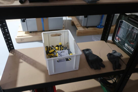 2 stk. lagerreoler med div. Værktøj m.m.