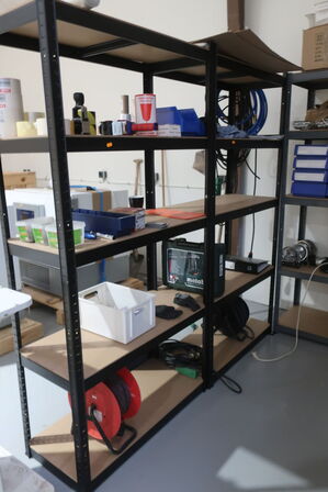 2 stk. lagerreoler med div. Værktøj m.m.