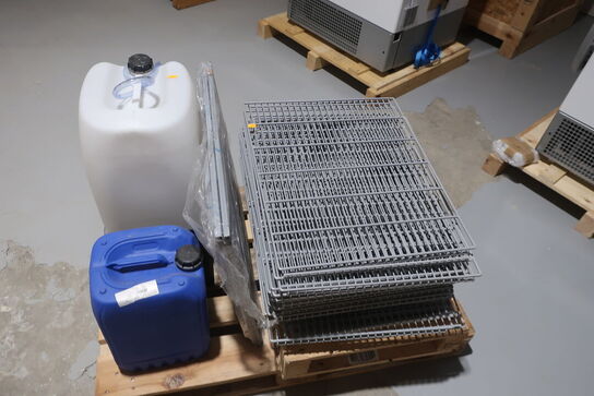 Palle med hylder til køle/fryseskabe samt dunk