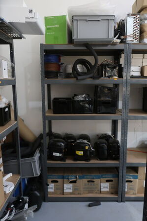 3 stk. lagerreoler med indhold