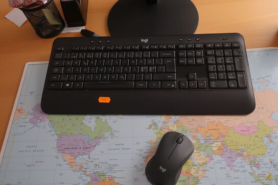 El. hæve/sænke skrivebord med indhold samt kontorstol