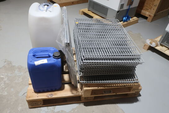 Palle med hylder til køle/fryseskabe samt dunk