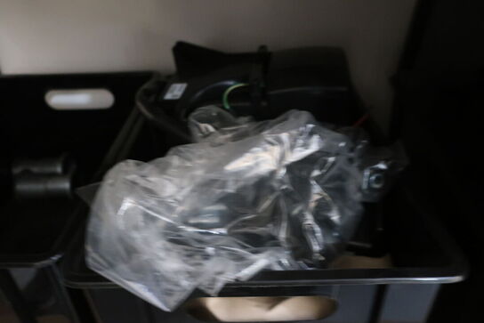 3 stk. lagerreoler med indhold