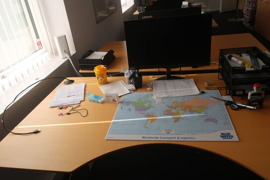 El. hæve/sænke skrivebord med indhold