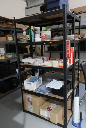 2 stk. lagerreoler med indhold