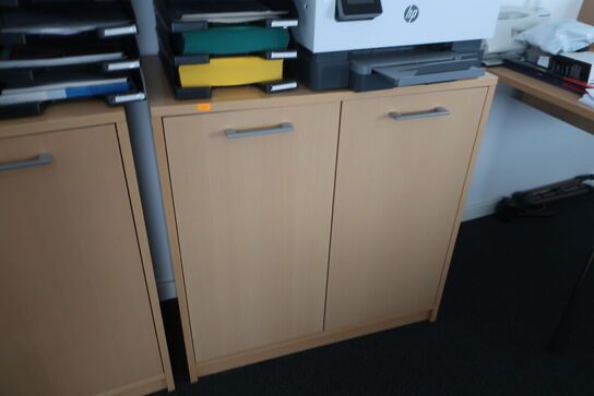 3 stk. skabe samt bord