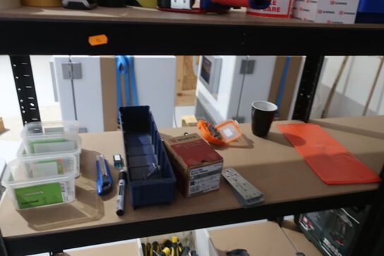 2 stk. lagerreoler med div. Værktøj m.m.