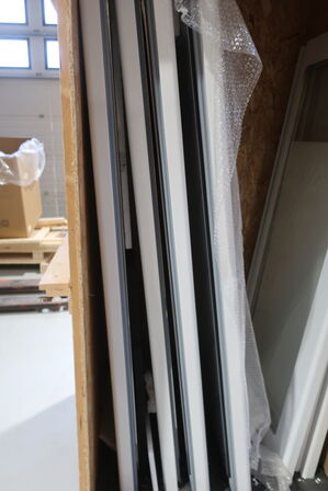 Kasse med div. Låger/døre