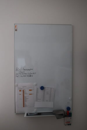 El. hæve/sænke skrivebord med indhold samt kontorstol