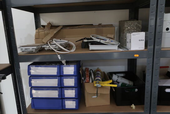 3 stk. lagerreoler med indhold