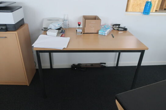 3 stk. skabe samt bord