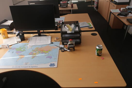 El. hæve/sænke skrivebord med indhold