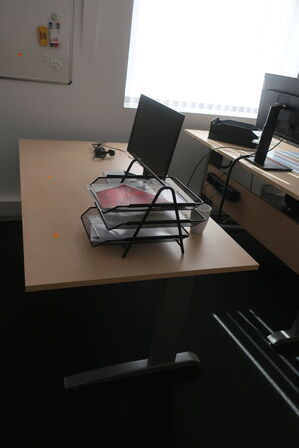 El. hæve/sænke skrivebord med indhold