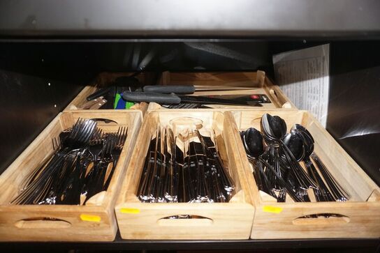 Indhold på 5 hylder af bestik, skærebræt, skåle mv. 