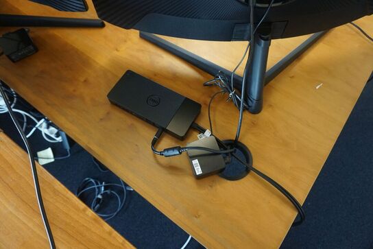 2 stk. skærme + tastatur, mus, headset & dockingstation