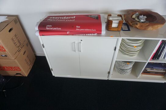 3 stk. reoler med indhold i 1 reol