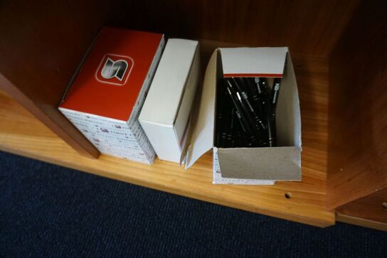 2 stk. reoler med indhold 