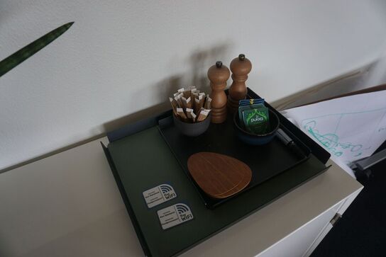 3 stk. reoler med indhold i 1 reol