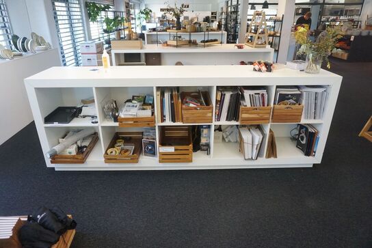 Butiksdisk med indhold