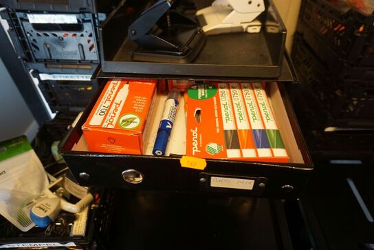 Reol med indhold af toner, lim, tuscher mv