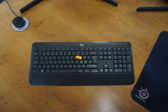 2 stk. skærme + tastatur, mus, headset & dockingstation