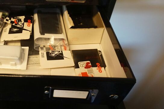 Reol med indhold af plastiklommer, tuscher mv