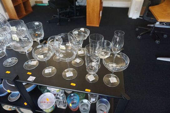 Diverse glas på hylde 