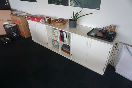 3 stk. reoler med indhold i 1 reol