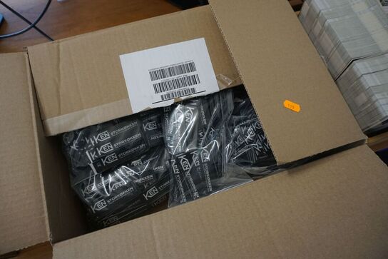 2 stk. reoler med indhold 