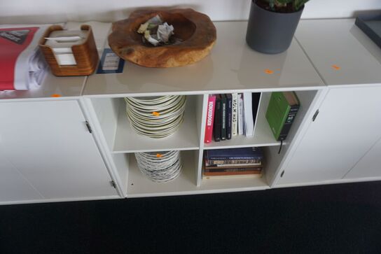 3 stk. reoler med indhold i 1 reol