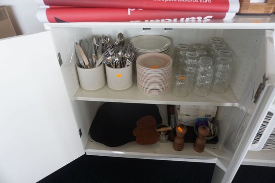 Indhold i skab af diverse tallerkner, bestik, glas mv.
