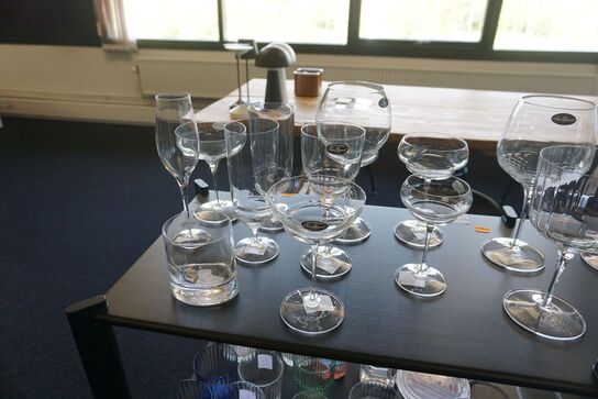 Diverse glas på hylde 