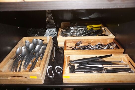 Indhold på 5 hylder af bestik, skærebræt, skåle mv. 