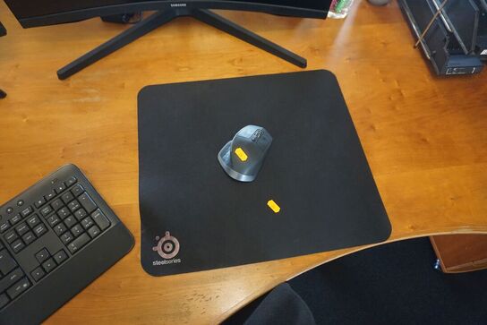 2 stk. skærme + tastatur, mus, headset & dockingstation