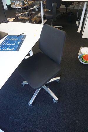 Hæve/sænkebord inkl. stol