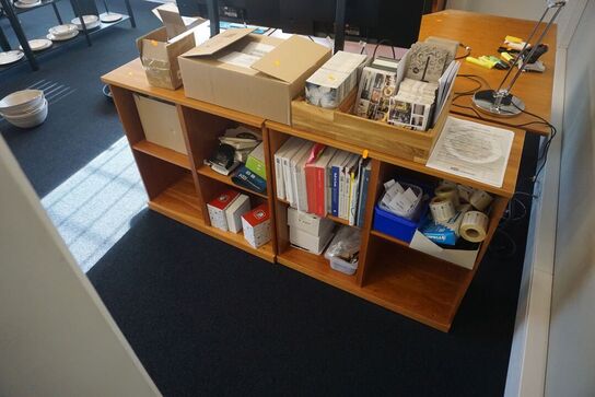 2 stk. reoler med indhold 