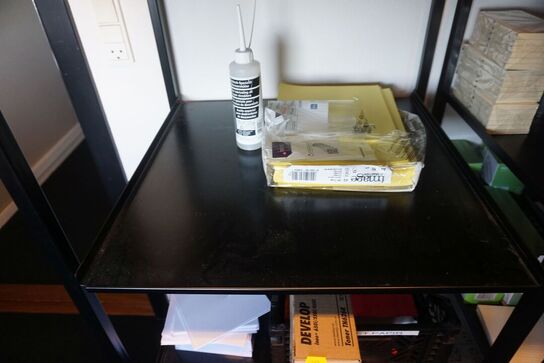 Reol med indhold af toner, lim, tuscher mv