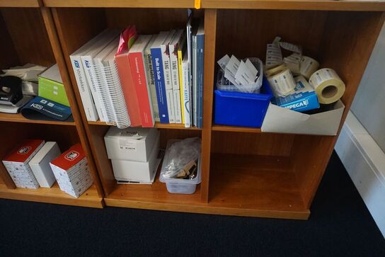 2 stk. reoler med indhold 