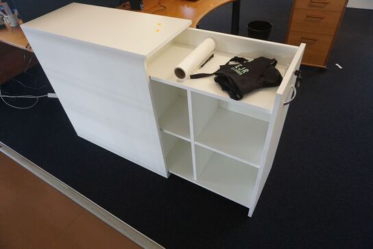 3 stk. reoler med indhold