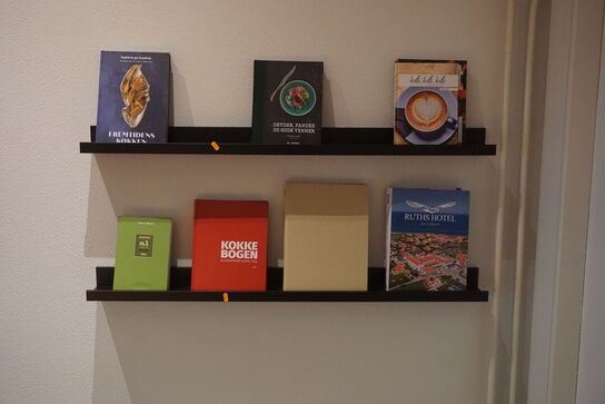 Magnettavle inkl. diverse reoler 