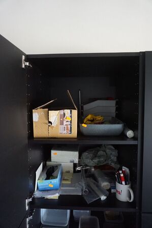 Indhold på to hylder af sølvpapir, skåle mv