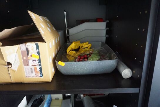 Indhold på to hylder af sølvpapir, skåle mv