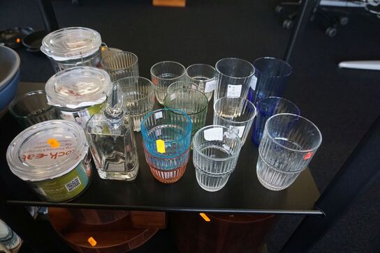Diverse glas & tallerkner på hylde 