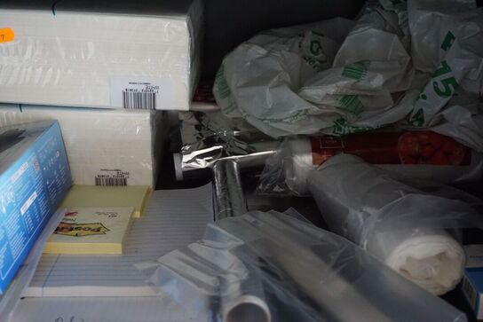 Indhold på to hylder af sølvpapir, skåle mv