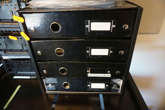 Reol med indhold af plastiklommer, tuscher mv