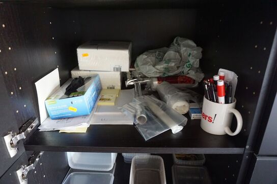 Indhold på to hylder af sølvpapir, skåle mv