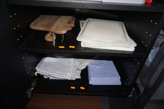 Indhold på 5 hylder af bestik, skærebræt, skåle mv. 