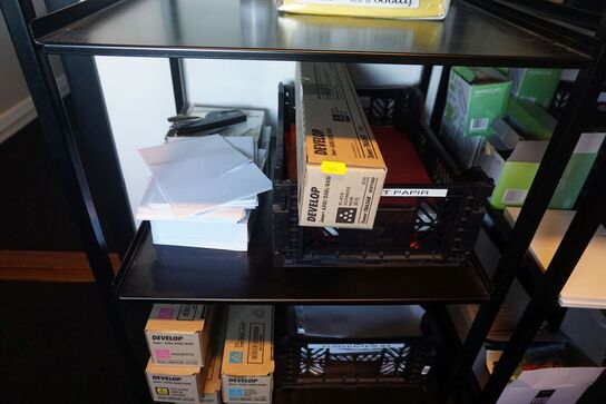 Reol med indhold af toner, lim, tuscher mv