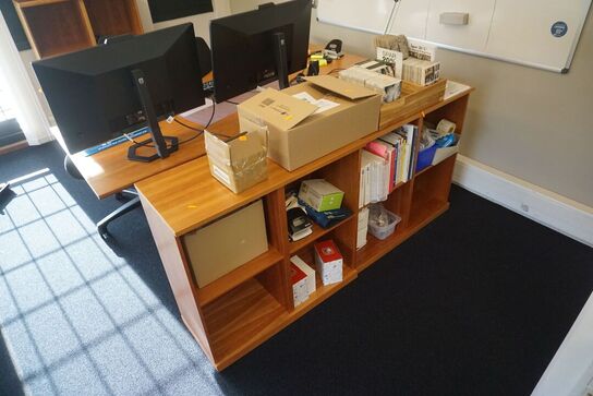 2 stk. reoler med indhold 